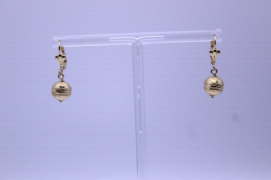 Detailed ball earring